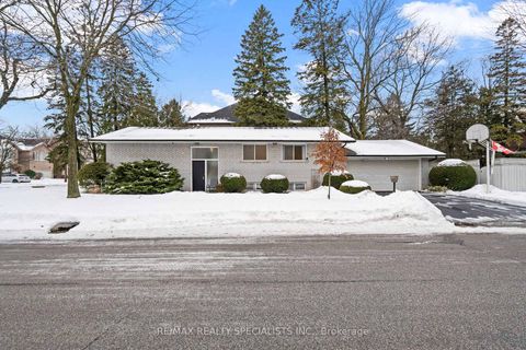 Photo 2 at 322 Parkview Avenue, Willowdale East, Toronto