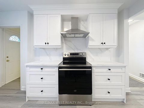 Photo 5 at 4 Kitson Drive, Cliffcrest, Toronto