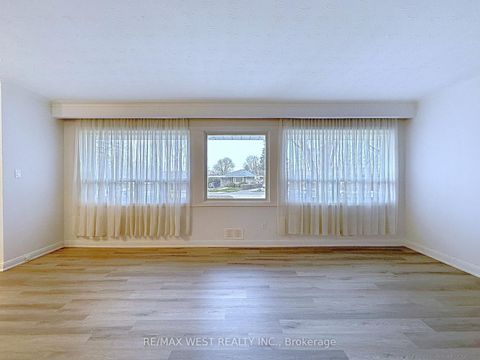 Photo 13 at 4 Kitson Drive, Cliffcrest, Toronto