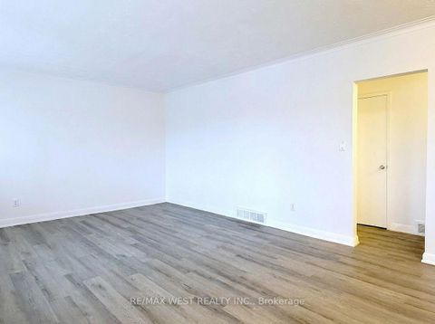 Photo 14 at 4 Kitson Drive, Cliffcrest, Toronto