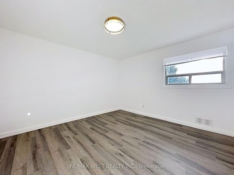 Photo 17 at 4 Kitson Drive, Cliffcrest, Toronto