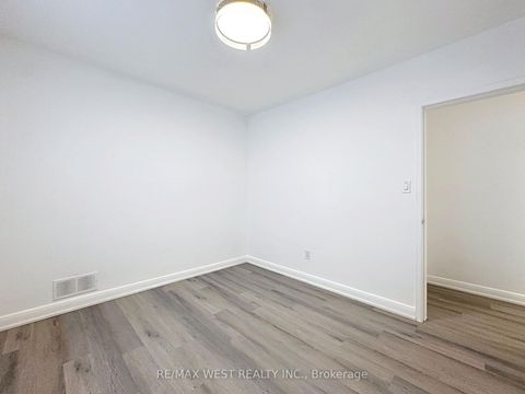 Photo 29 at 4 Kitson Drive, Cliffcrest, Toronto