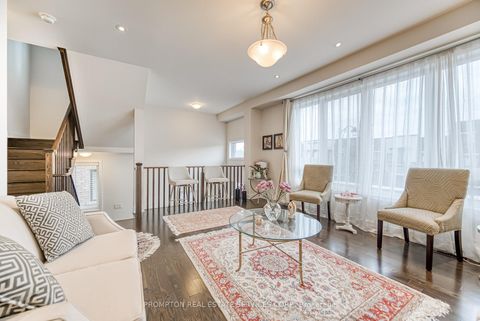 Photo 5 at 48 Helliwell Crescent, Oak Ridges Lake Wilcox, Richmond Hill