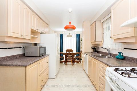 Photo 11 at 137 Glenmanor Way, Yorkhill, Vaughan