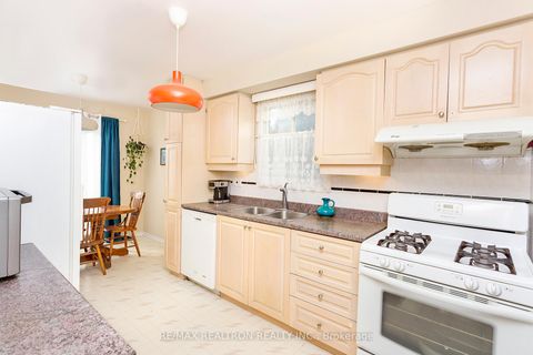 Photo 12 at 137 Glenmanor Way, Yorkhill, Vaughan