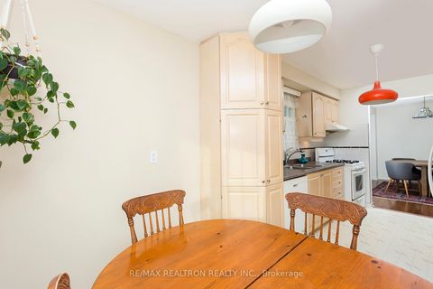 Photo 13 at 137 Glenmanor Way, Yorkhill, Vaughan