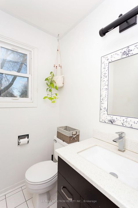 Photo 15 at 137 Glenmanor Way, Yorkhill, Vaughan