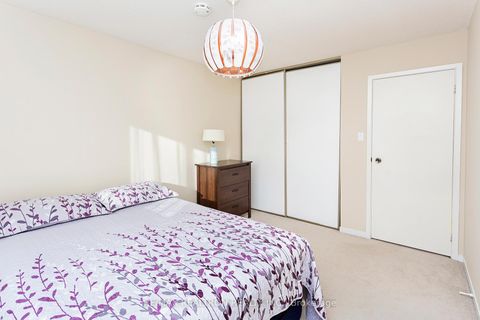 Photo 22 at 137 Glenmanor Way, Yorkhill, Vaughan