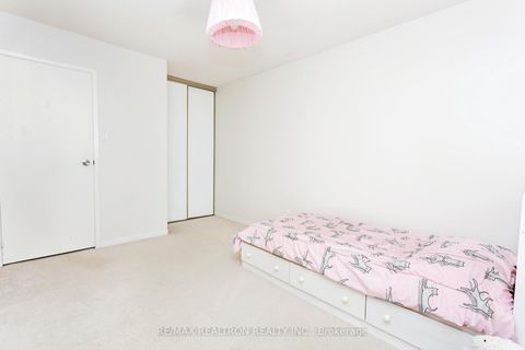 Photo 25 at 137 Glenmanor Way, Yorkhill, Vaughan