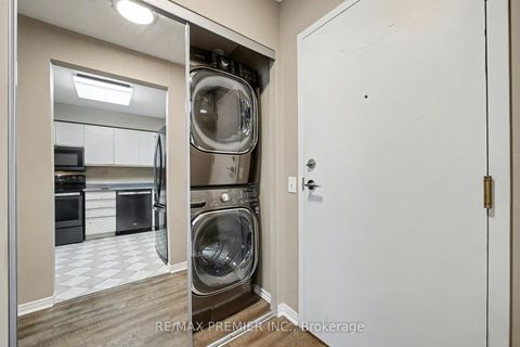 Photo 7 at 208 - 91 Townsgate Drive, Yorkhill, Vaughan