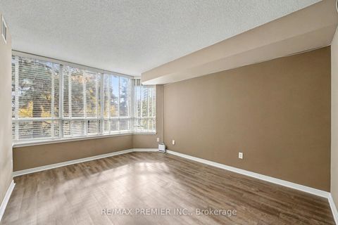 Photo 18 at 208 - 91 Townsgate Drive, Yorkhill, Vaughan