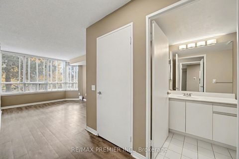 Photo 19 at 208 - 91 Townsgate Drive, Yorkhill, Vaughan