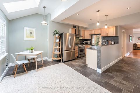 Photo 4 at 37 Lavinia Avenue, Swansea, Toronto