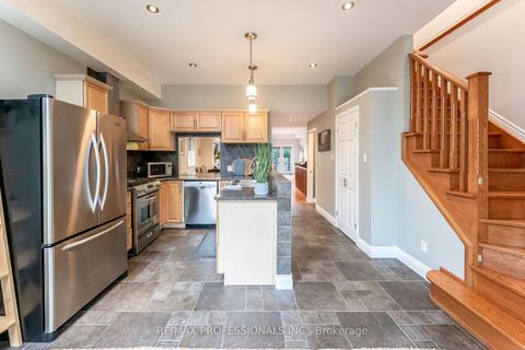 Photo 5 at 37 Lavinia Avenue, Swansea, Toronto