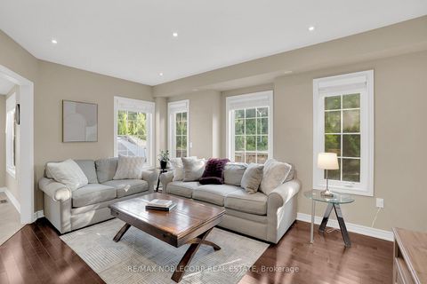 Photo 11 at 25 Aztec Court, Westbrook, Richmond Hill