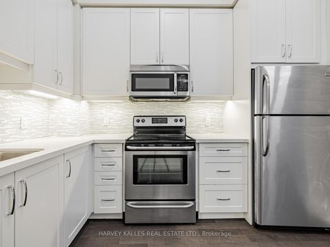 Photo 5 at 112 - 7 Bond Crescent, Oak Ridges, Richmond Hill