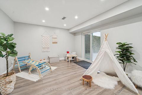 Photo 12 at 606 Birkdale Court, Donevan, Oshawa