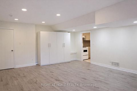 Photo 16 at 122 Dollery Court, Branson, Toronto