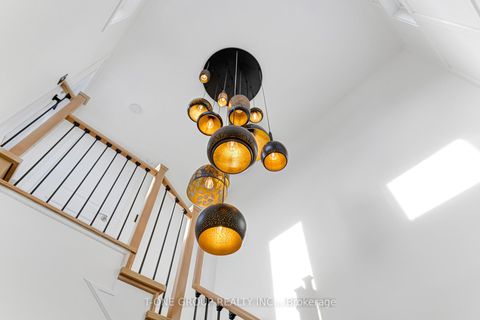 Photo 2 at 9 Credit Lane, Jefferson, Richmond Hill