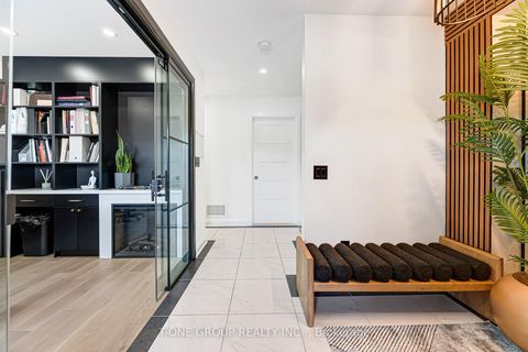 Photo 5 at 9 Credit Lane, Jefferson, Richmond Hill