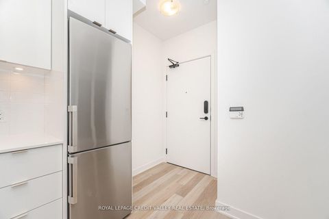 Photo 4 at 413 - 70 Princess Street E, Waterfront Communities C8, Toronto