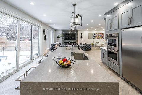 Photo 12 at 3 Bonnyview Drive, Queensway, Toronto