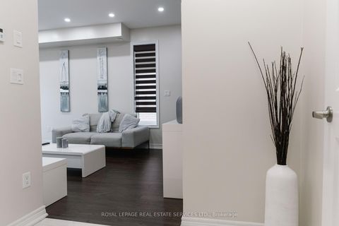 Photo 7 at 13 - 9621 Jane Street, Maple, Vaughan