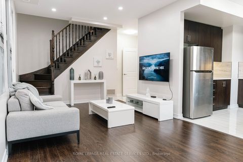 Photo 11 at 13 - 9621 Jane Street, Maple, Vaughan