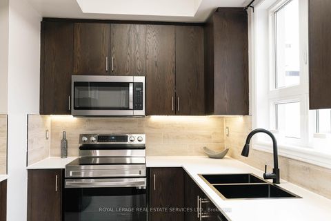 Photo 17 at 13 - 9621 Jane Street, Maple, Vaughan