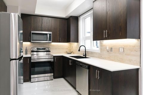 Photo 18 at 13 - 9621 Jane Street, Maple, Vaughan