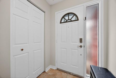 Photo 3 at 11 McKinnon Court, College Manor, Newmarket