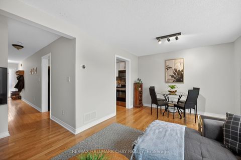 Photo 5 at 11 McKinnon Court, College Manor, Newmarket