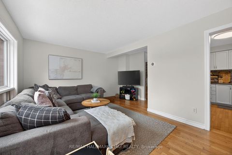 Photo 6 at 11 McKinnon Court, College Manor, Newmarket