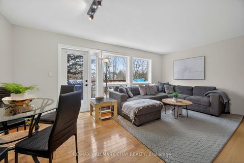 Photo 7 at 11 McKinnon Court, College Manor, Newmarket