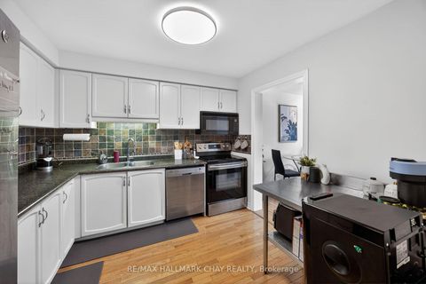 Photo 10 at 11 McKinnon Court, College Manor, Newmarket