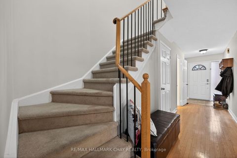 Photo 11 at 11 McKinnon Court, College Manor, Newmarket