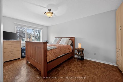 Photo 14 at 11 McKinnon Court, College Manor, Newmarket