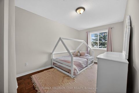 Photo 16 at 11 McKinnon Court, College Manor, Newmarket