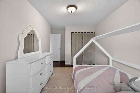 Photo 17 at 11 McKinnon Court, College Manor, Newmarket