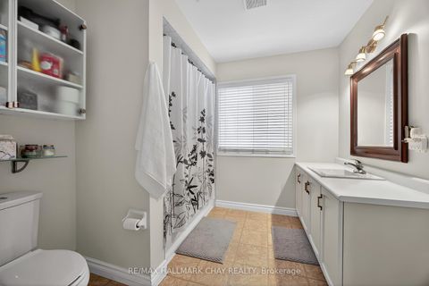 Photo 19 at 11 McKinnon Court, College Manor, Newmarket