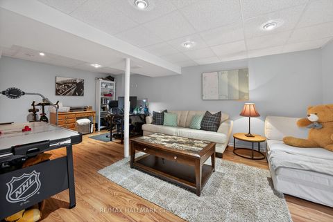 Photo 21 at 11 McKinnon Court, College Manor, Newmarket