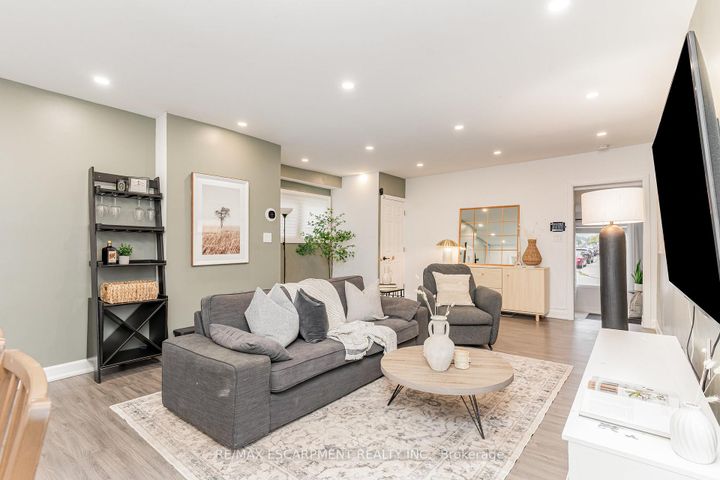 Photo 2 at 4 Robins Avenue, Crown Point, Hamilton