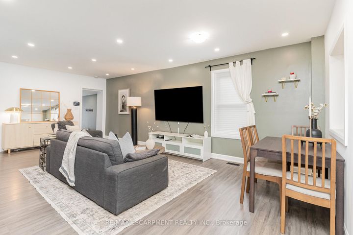 Photo 3 at 4 Robins Avenue, Crown Point, Hamilton