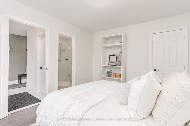 Photo 10 at 4 Robins Avenue, Crown Point, Hamilton