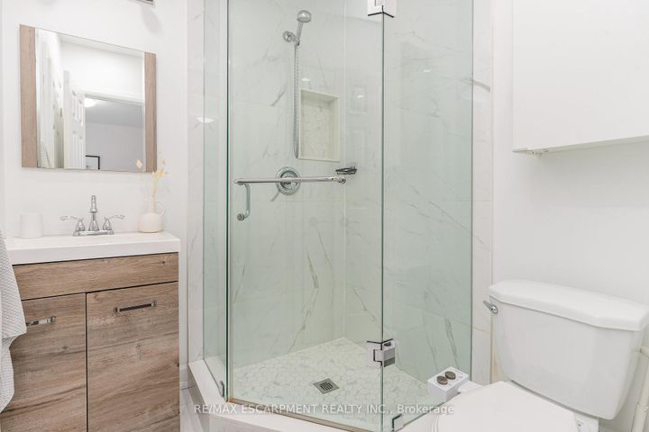 Photo 12 at 4 Robins Avenue, Crown Point, Hamilton