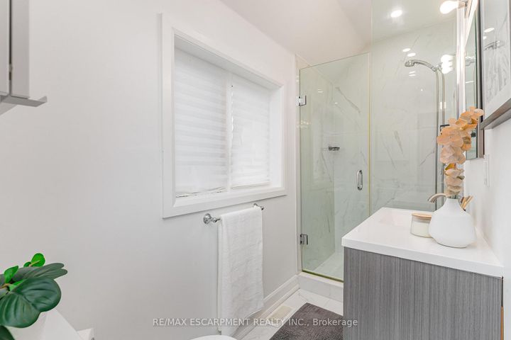 Photo 14 at 4 Robins Avenue, Crown Point, Hamilton