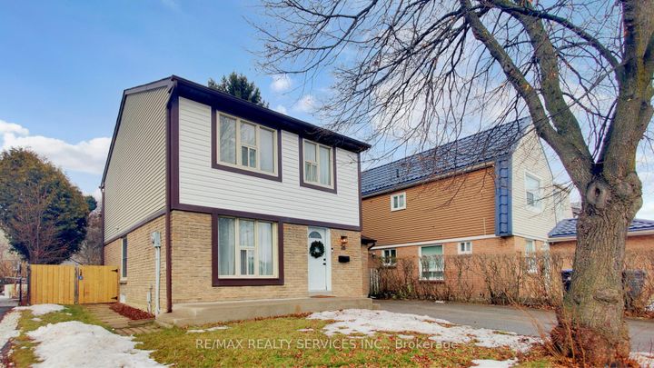 Photo 2 at 26 Mayfair Crescent, Central Park, Brampton