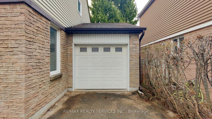 Photo 3 at 26 Mayfair Crescent, Central Park, Brampton