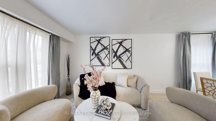 Photo 7 at 26 Mayfair Crescent, Central Park, Brampton