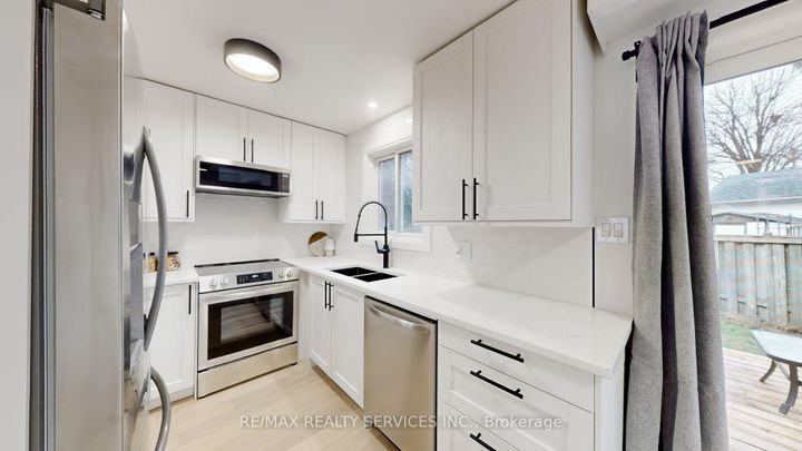 Photo 12 at 26 Mayfair Crescent, Central Park, Brampton